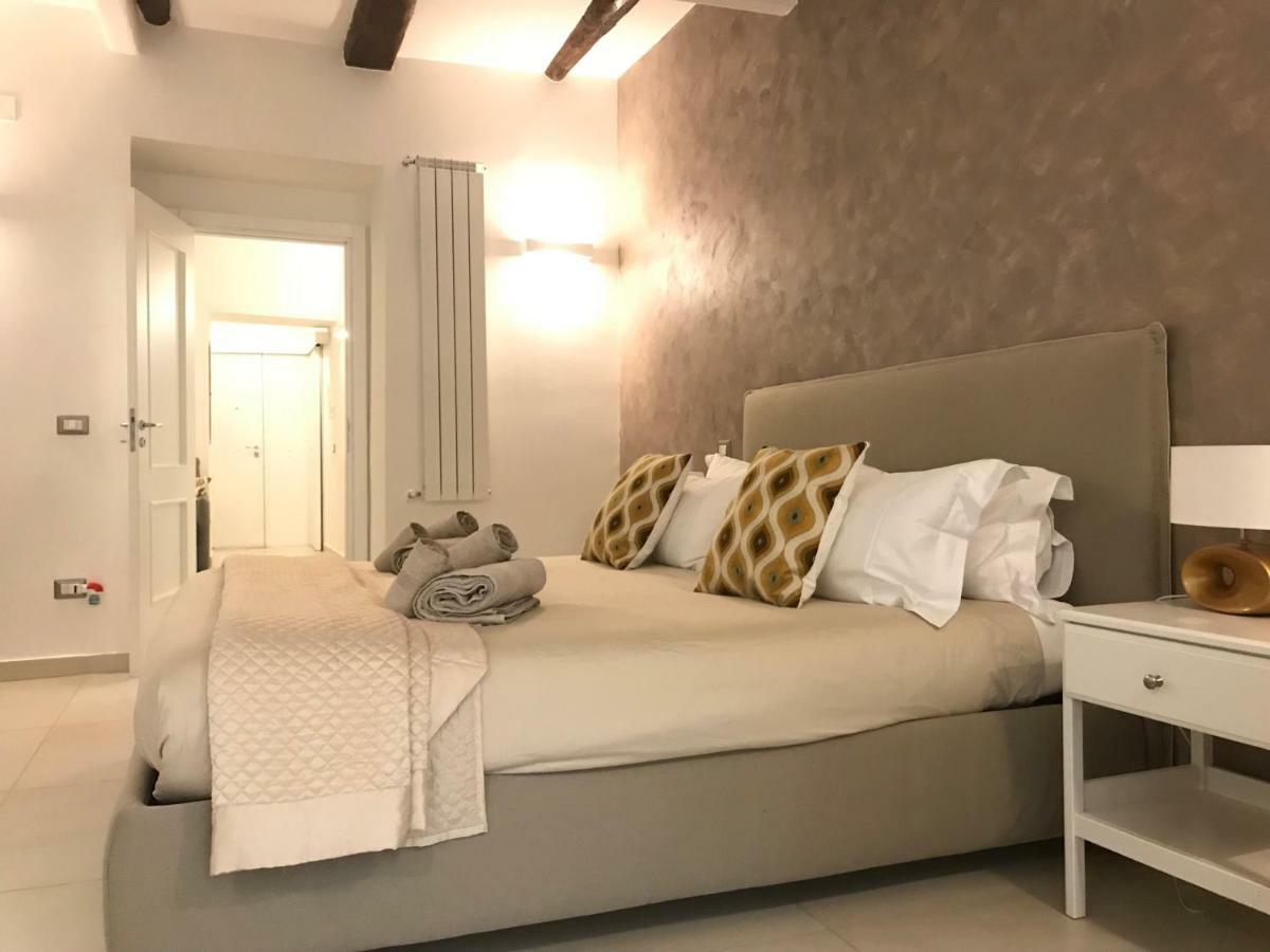 Napoli Plebiscito Apartment ภายนอก รูปภาพ